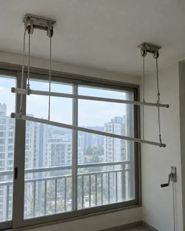 베란다 천장 건조대. 양쪽 고정대와 봉 전체, 벽 손잡이가 함께 나온 사진 (참고용 생성 이미지)